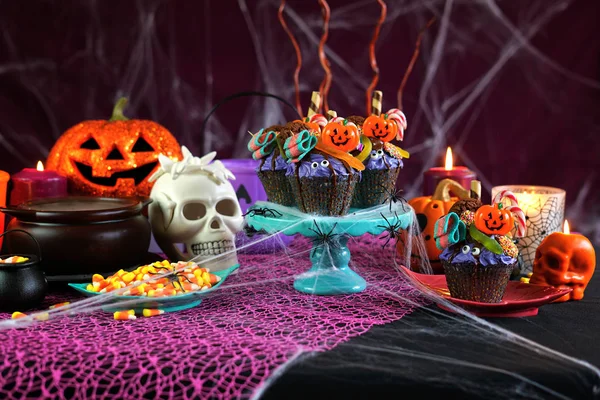 Halloween candyland meneteskan kue gaya cupcakes dalam pengaturan tabel pesta . — Stok Foto