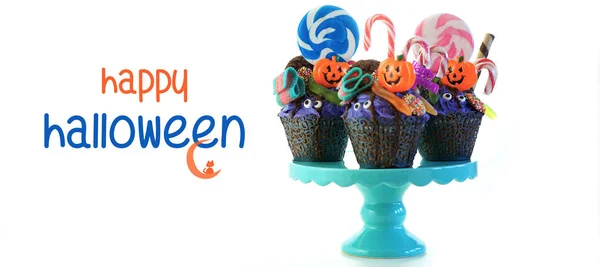 Halloween candyland odkapávací dort stylu cupcakes s lízátka a bonbóny na bílém. — Stock fotografie