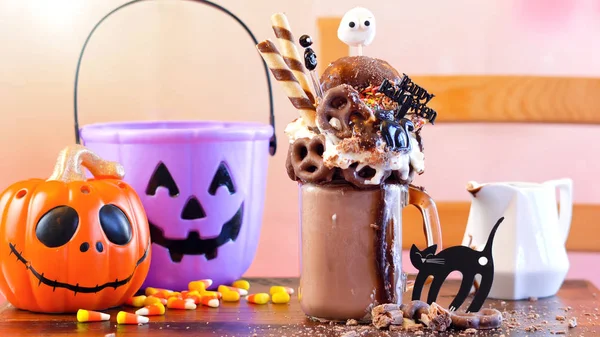 On-trend Halloween sweet and salty chocolate freak shakes. — Stock Photo, Image