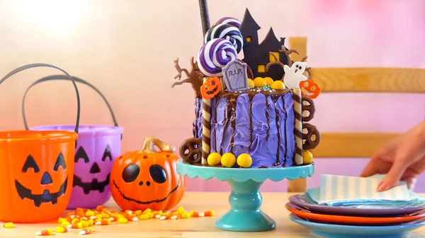 On trend Halloween candyland novelty drip cake in colourful party setting. — Stock Photo, Image