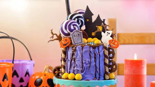 Sur la tendance Halloween candyland nouveauté goutte à goutte gâteau dans un cadre de fête coloré . — Photo