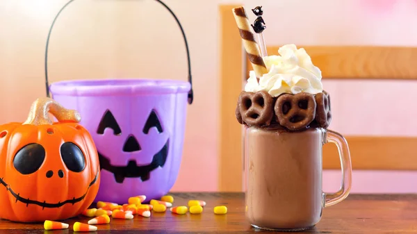 On-trend Halloween sweet and salty chocolate freak shakes. — Stock Photo, Image