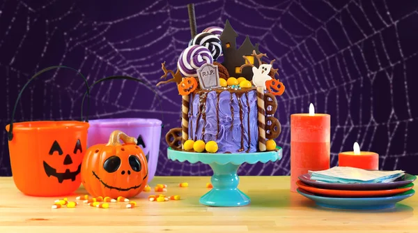 Na tendência Halloween candyland novidade gotejamento bolo no cenário de festa roxo colorido . — Fotografia de Stock