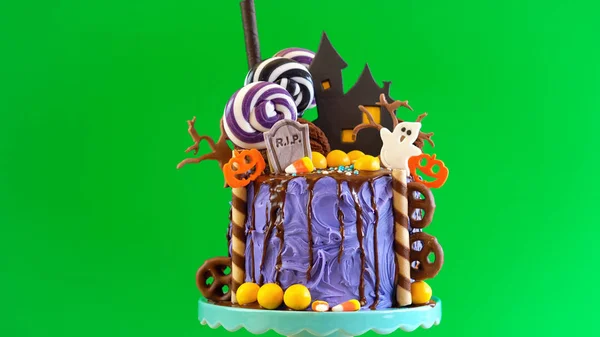 Na trend Halloween candyland novinka odkapávat dort před zeleným pozadím. — Stock fotografie