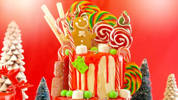 トレンドお祝いキャンディランド クリスマスに赤の背景にケーキを点滴します — ストック写真