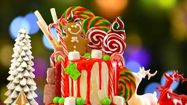 Na trend Candy land odkapávací vánoční dort. — Stock fotografie