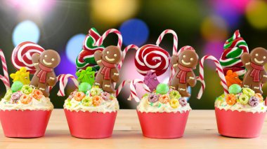 Eğilim şeker arazi şenlikli Noel kek üzerinde.