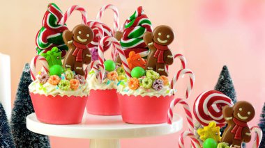 Eğilim şeker arazi şenlikli Noel kek üzerinde.