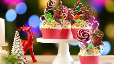 Eğilim şeker arazi şenlikli Noel kek üzerinde.