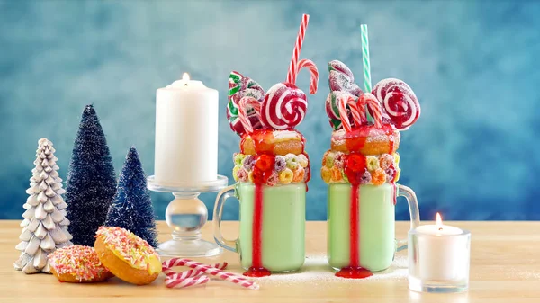 Na tendência festiva Natal aberração agitar milkshakes com filtro retro . — Fotografia de Stock