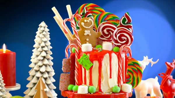 Na tendência Candy land bolo de gotejamento de Natal — Fotografia de Stock