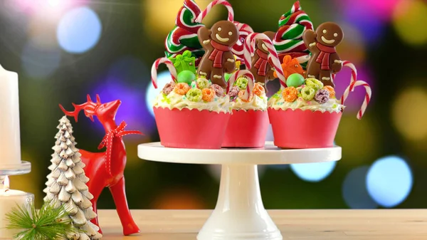 En la tendencia de dulces tierra festivos cupcakes de Navidad . — Foto de Stock