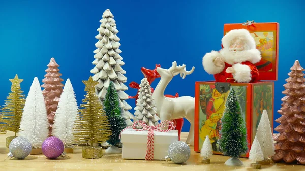 Ajuste navideño con caja de música y adornos vintage de Santa . —  Fotos de Stock