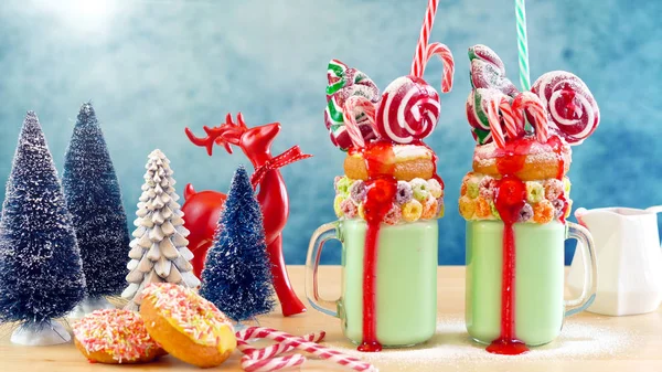 På trend festlig jul freak skaka milkshakes. — Stockfoto