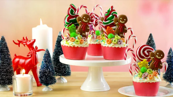 Op trend candy land feestelijke kerst cupcakes. — Stockfoto