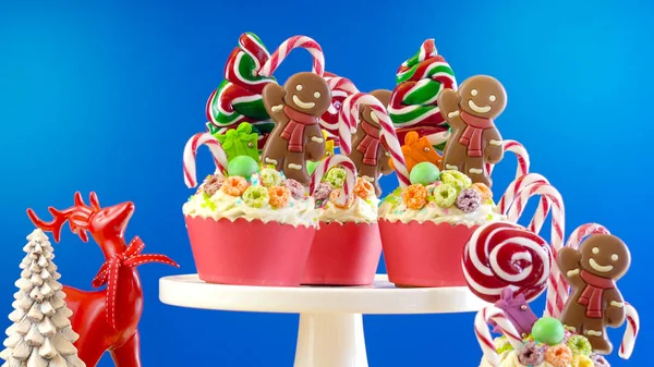 En la tendencia de dulces tierra festivos cupcakes de Navidad . —  Fotos de Stock