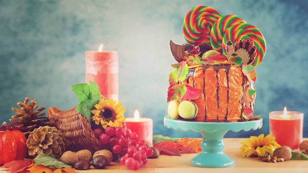 Op trend Thanksgiving candyland nieuwigheid druppelen taart, retro filter. — Stockfoto