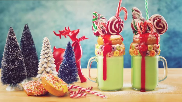På trend festlig jul freak skaka milkshakes med retro filter. — Stockfoto