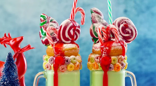 Trend feestelijke kerst freak schudden milkshakes. — Stockfoto