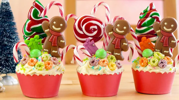 Na terra de doces de tendência cupcakes de Natal festivos . — Fotografia de Stock