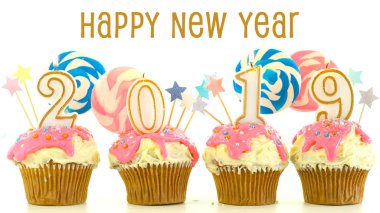 2019 mutlu yeni yıl şeker arazi ile metin tebrik lolipop damla cupcakes.
