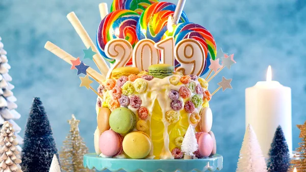 2019 šťastný nový rok candy land lízátko odkapávat dort. — Stock fotografie