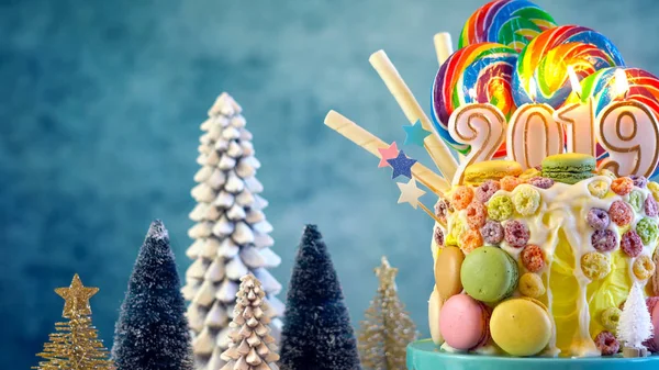 2019 happy New Years candy land lollipop druppelen taart. — Stockfoto