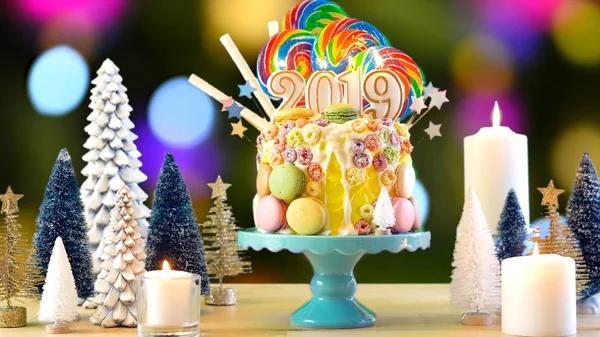 2019 boldog új évet candy land nyalóka csöpög torta. — Stock Fotó