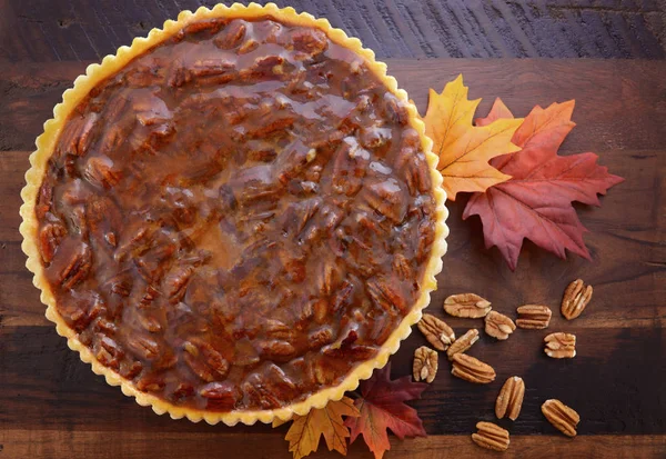 Traditional Happy Thanksgiving Pecan Pie in rustic setting. — Stock Photo, Image