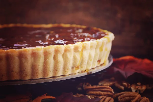 Traditional Happy Thanksgiving Pecan Pie in rustic setting. — Stock Photo, Image