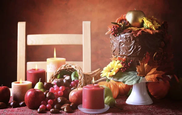 День благодарения Осенний стол с шоколадным тортом Осенью — стоковое фото