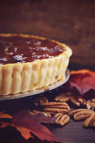 Tarte aux pacanes traditionnelle Happy Thanksgiving dans un cadre rustique . — Photo