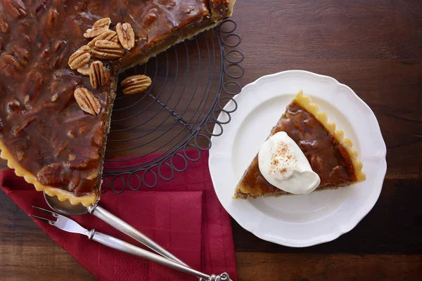 Tarta de Pecan Tradicional Feliz Acción de Gracias en un ambiente rústico . —  Fotos de Stock