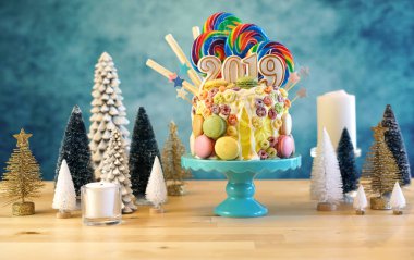 Mutlu yeni yıl şeker arazi lolipop damla beyaz arka plan üzerinde 2019 mumlar ile pasta.
