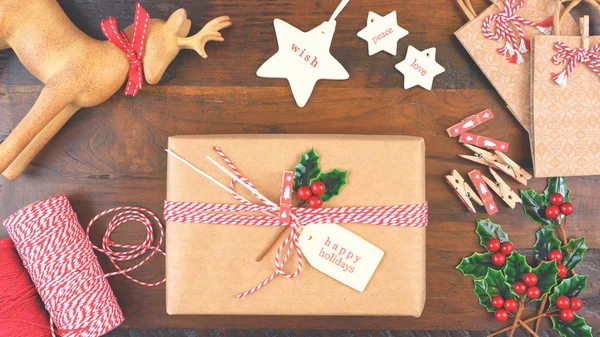 Regalo de Navidad envolver fondo sobre fondo de madera rústica . —  Fotos de Stock