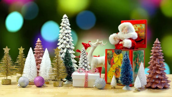 Weihnachtsstimmung mit Weihnachtsmann-Spieluhr und Ornamenten. — Stockfoto