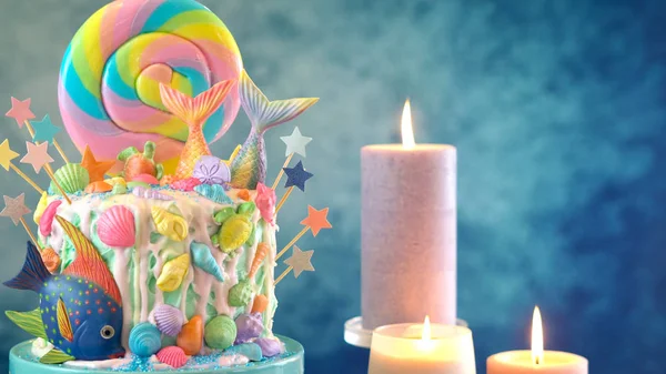 Bolo de candyland tema sereia com caudas de glitter, conchas e criaturas do mar . — Fotografia de Stock