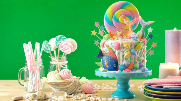 Torta tema sirena candyland con code scintillanti, conchiglie e creature marine . — Foto Stock