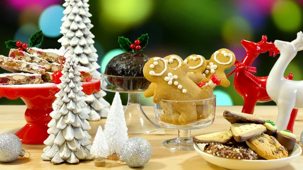 Feestelijke tafel met traditioneel Engels en Europese stijl kerst eten. — Stockfoto