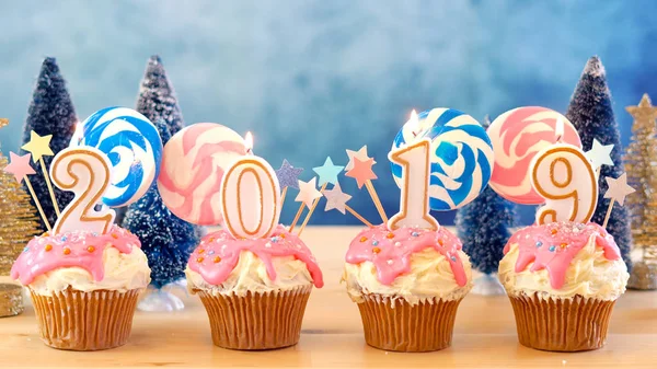 2019 Feliz Ano Novo doces terra pirulito gotejamento cupcakes . — Fotografia de Stock