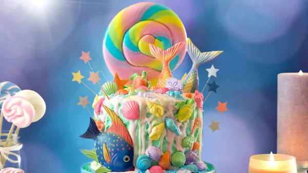 Meerjungfrau Thema Candyland Kuchen mit Glitzerschwänzen, Muscheln und Meerestieren. — Stockfoto