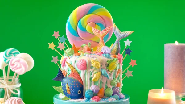 Mořská panna téma candyland dort s třpytkami ocásky, mušlí a mořských tvorů. — Stock fotografie