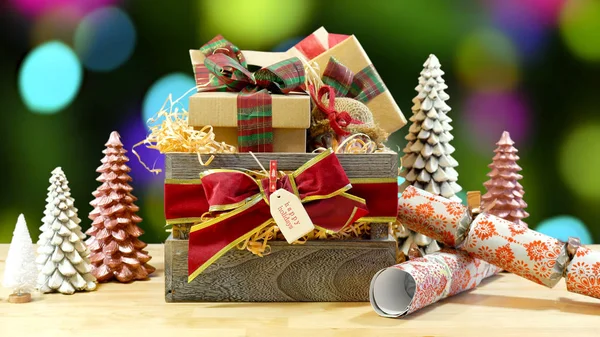 Gran cesta de Navidad tradicional de estilo inglés con regalos envueltos y comida . — Foto de Stock