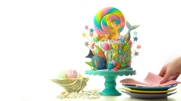 Bolo de candyland tema sereia com caudas de glitter, conchas e criaturas do mar . — Fotografia de Stock