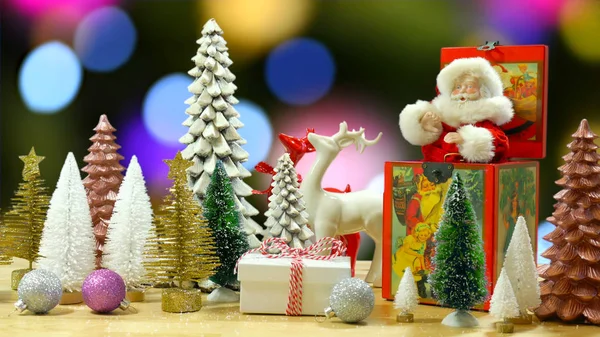 Χριστουγεννιάτικο σκηνικό διακοπών με vintage Santa μουσικό κουτί και στολίδια. — Φωτογραφία Αρχείου