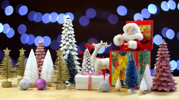 Ajuste navideño con caja de música y adornos vintage de Santa . — Foto de Stock