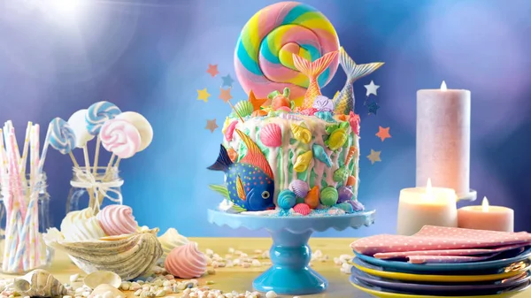 Meerjungfrau Thema Candyland Kuchen mit Glitzerschwänzen, Muscheln und Meerestieren. — Stockfoto