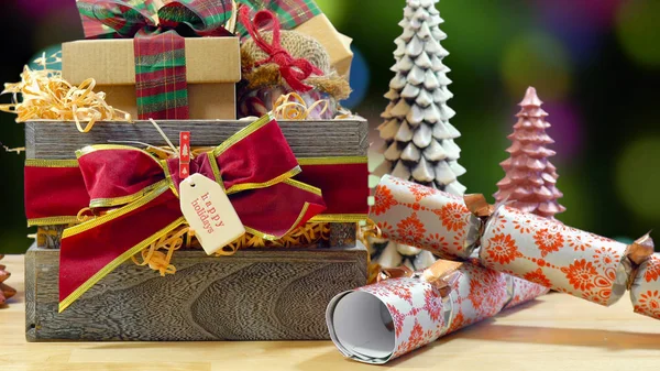 Gran Cesta Navidad Tradicional Estilo Inglés Con Regalos Envueltos Papel — Foto de Stock