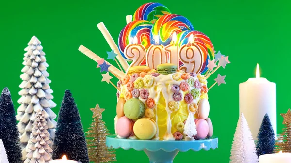 2019 feliz ano novo doce terra pirulito gotejamento bolo . — Fotografia de Stock