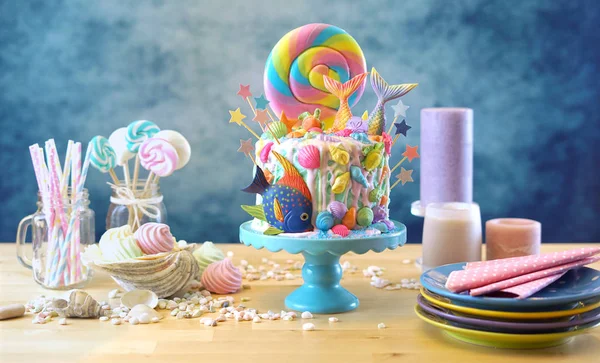 Torta tema sirena candyland con code scintillanti, conchiglie e creature marine . — Foto Stock